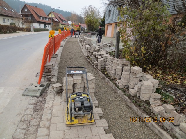 In der Erlenhofer Straße werden Nacharbeiten ausgeführt.