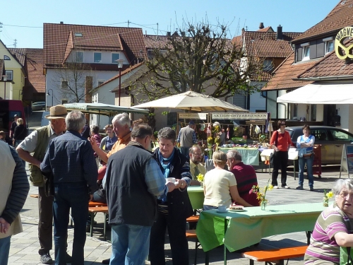Besucher - in Hintergrund der Marktstand der Aktion Ostergruppe.