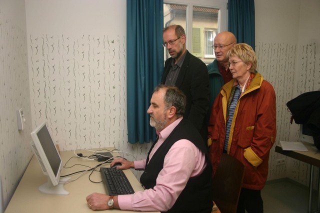 Uli Braxmaier legt letzte Hand an, Bürgermeister Miola, sowie die Organisatorin Monika und ihr Mann Helmut Stroh, schauen gespannt zu. (Bild Richard Färber)