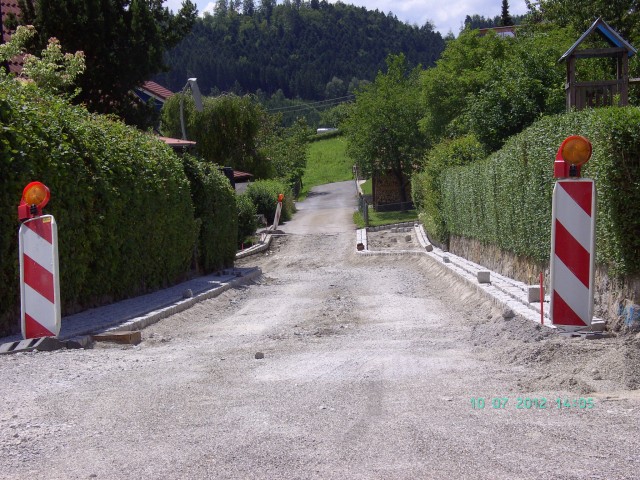 Die Randsteine werden gesetzt. Hier ein Blick auf den oberen Teil der Friedrich-Reinhardt-Straße, der Anbindung an den Birkenweg. Aufnahme vom 10.07.2012 
