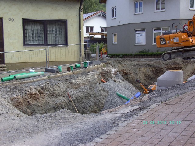 Zurzeit werden im Kreuzungsbereich die Kanal- und Straßenbauarbeiten ausgeführt. Aufnahme vom 28.08.2012