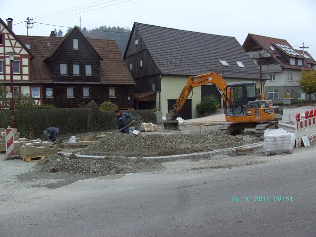 Auf diesem Bild ist zu sehen, dass an der Stelle und rechts davon, an welcher früher die Fußgänger die Straße überquerten ein Rondell gebaut wird. Aufnahme vom 24.10.2012