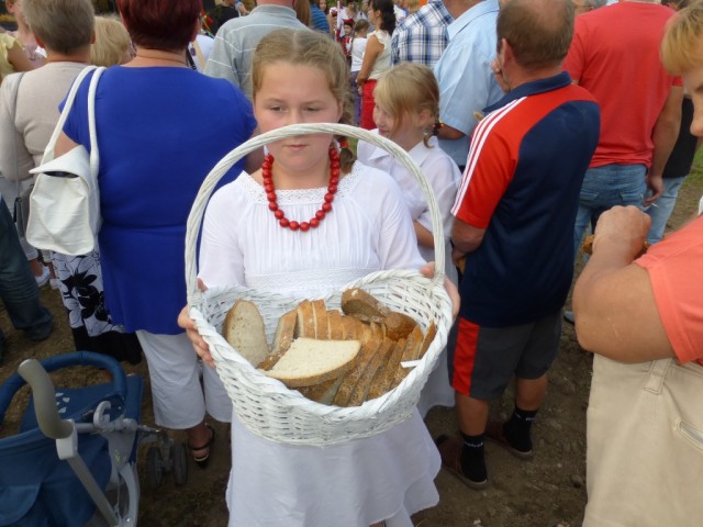 Brot wird unter den Gästen verteilt