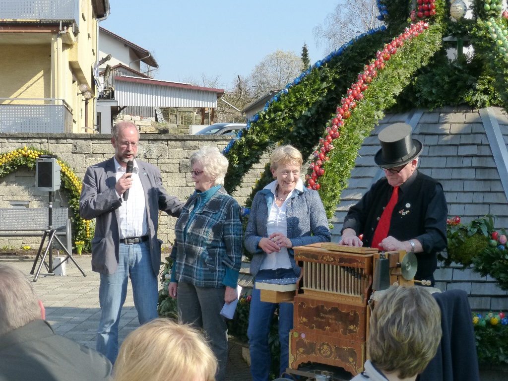 Bürgermeister Miola würdigt die Arbeit der Aktionsgruppe Osterbrunnen und freute sich über die Übergabe des Osterbrunnens im 9. Jahr.