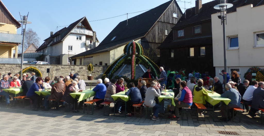 Zahlreiche Besucher kamen zur Osterbrunnenübergabe und genossen das schöne Wetter bei Kaffee und Kuchen.