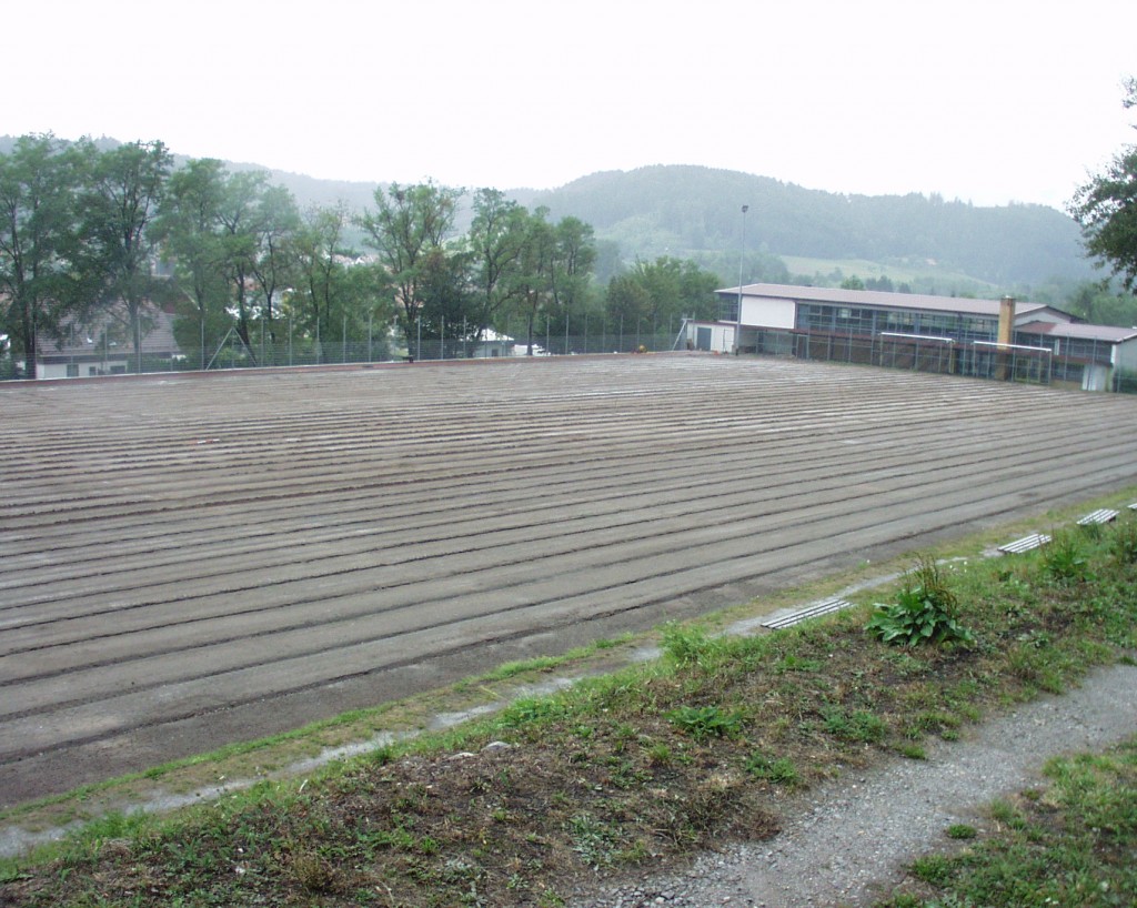 Das Bewässerungssystem ist fertig gestellt. Das Feinplanum der Rasentragschicht wurde erstellt und mit dem Einbringen der Drainschlitze begonnen. (Stand 25.08.2015)