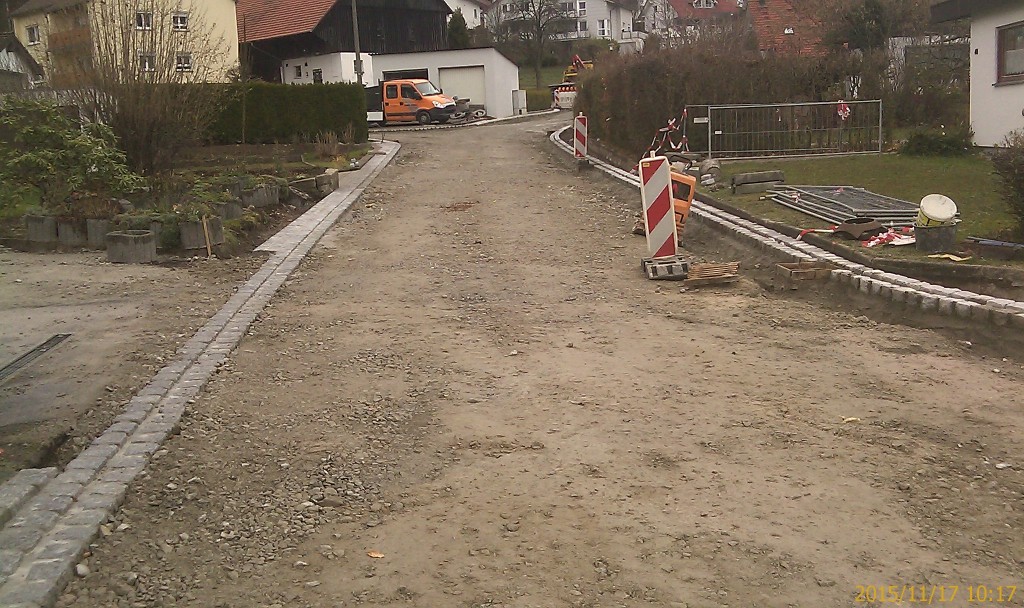Weitere Aufnahme vom 17.11.2015 vom Bereich der Lindenstraße, Richtung Schwalbenweg, welcher noch nicht asphaltiert ist.