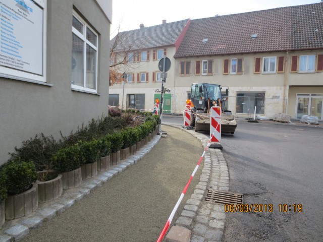 Vorarbeit zur Verlegung der Gehwegpflastersteine bei der Einfahrt von bzw. in die Hauptstraße.