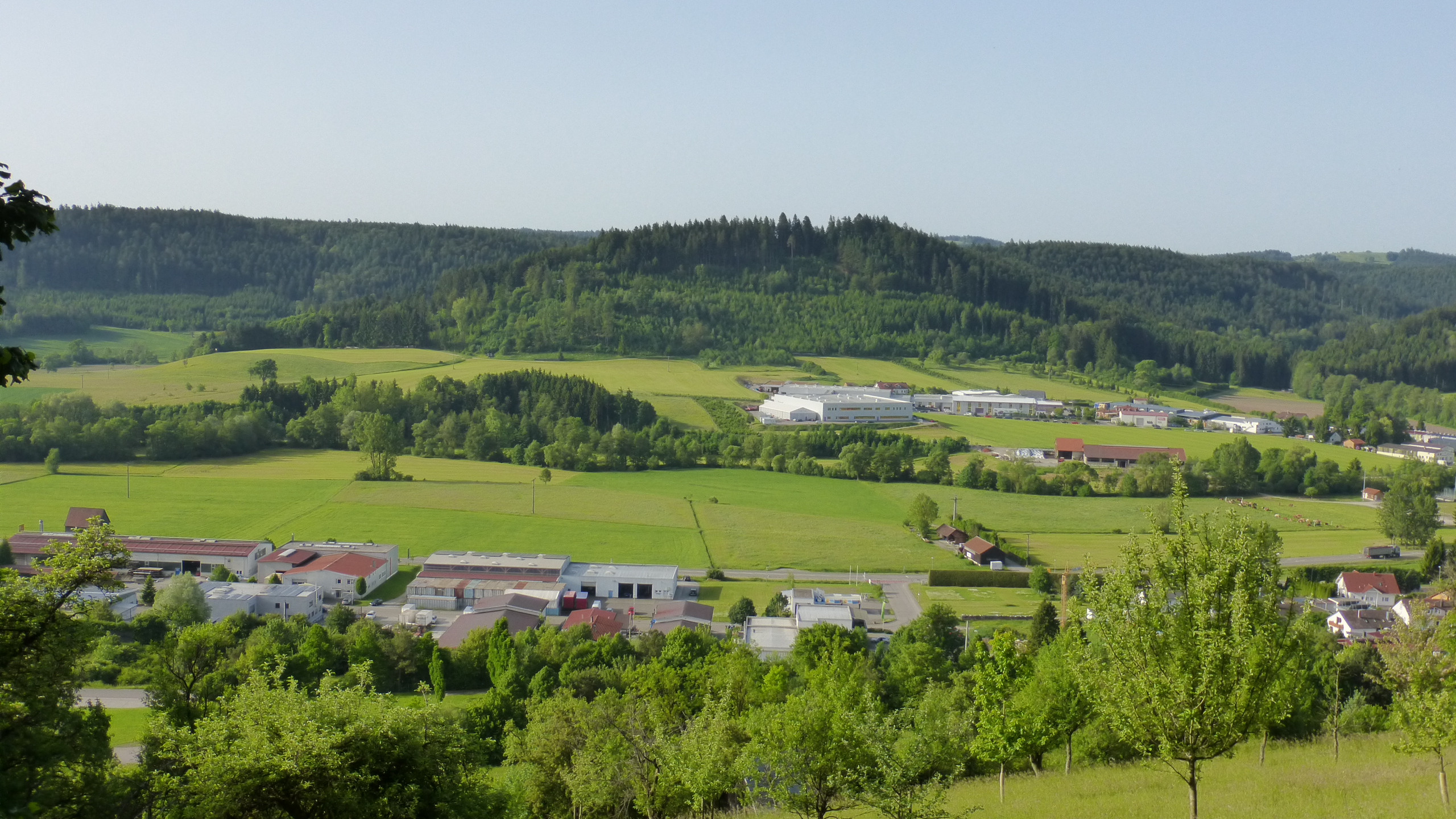 Blick Gewerbegebiet Obere Riedwiesen (vorne) und Hirschäcker (Hintergrund)
