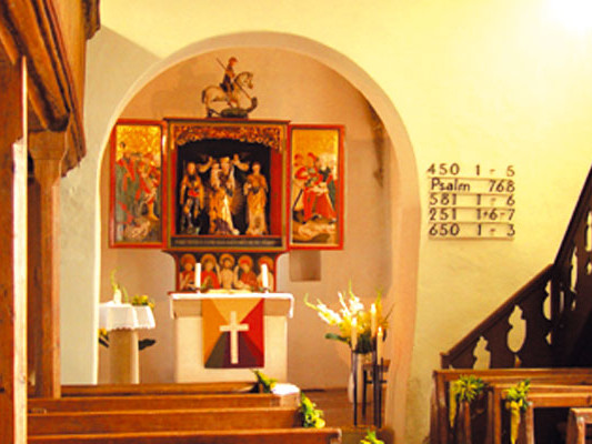 Altar Kirche-Mittelrot
